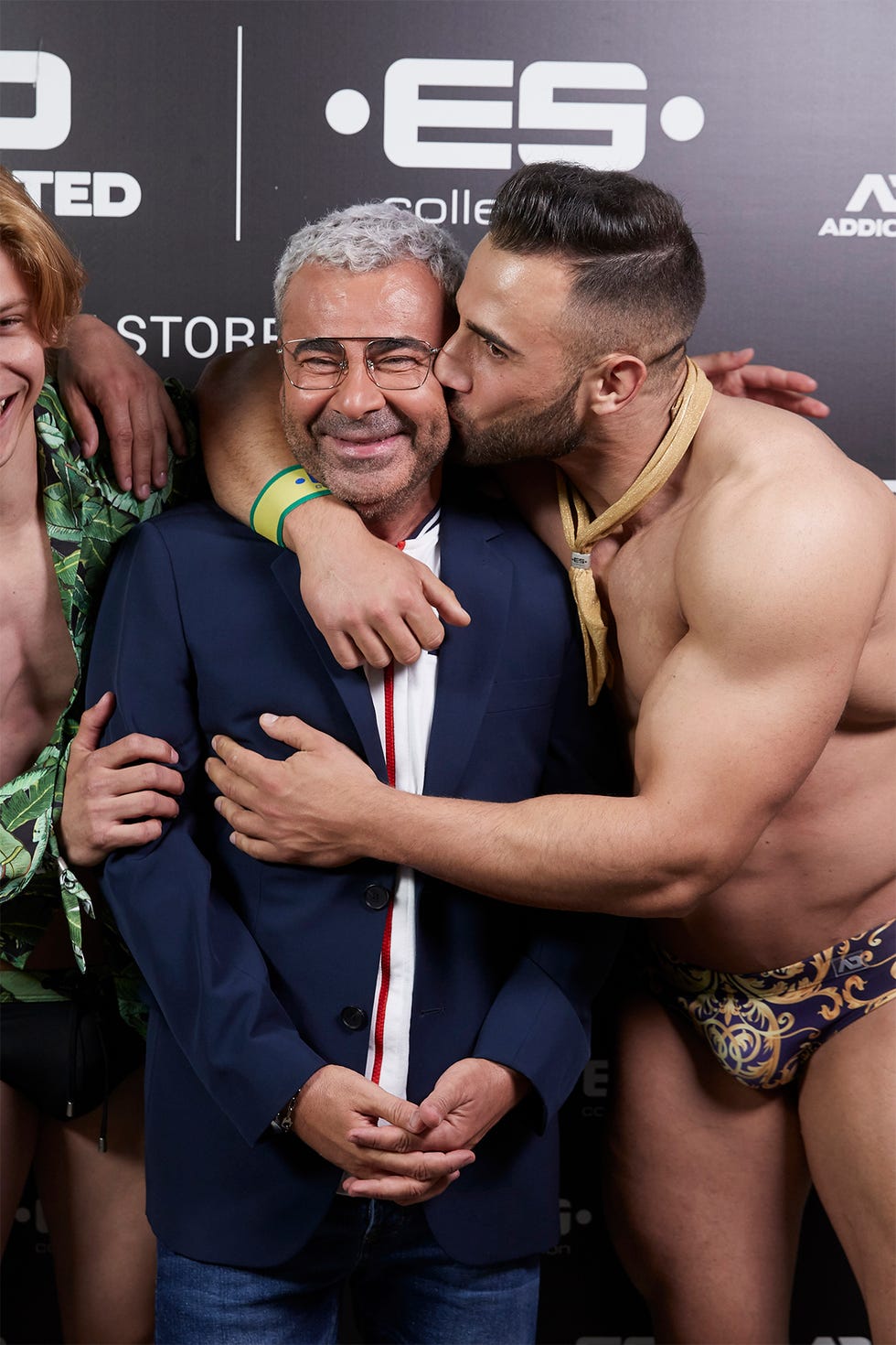 Jorge Javier Vázquez rodeado de modelos en la inauguración de una tienda en Madrid, habla de sexo y amor tras el ictus