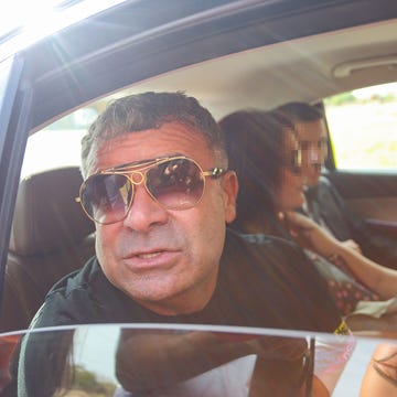 Jorge Javier llega emocionado a la boda de Isa Pantoja y Asraf Beno: "Nunca dudé en ser el padrino" a man wearing sunglasses