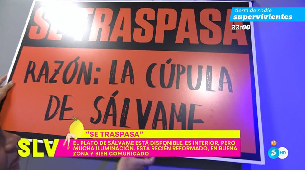 cartel de 'se traspasa' en el plató de sálvame