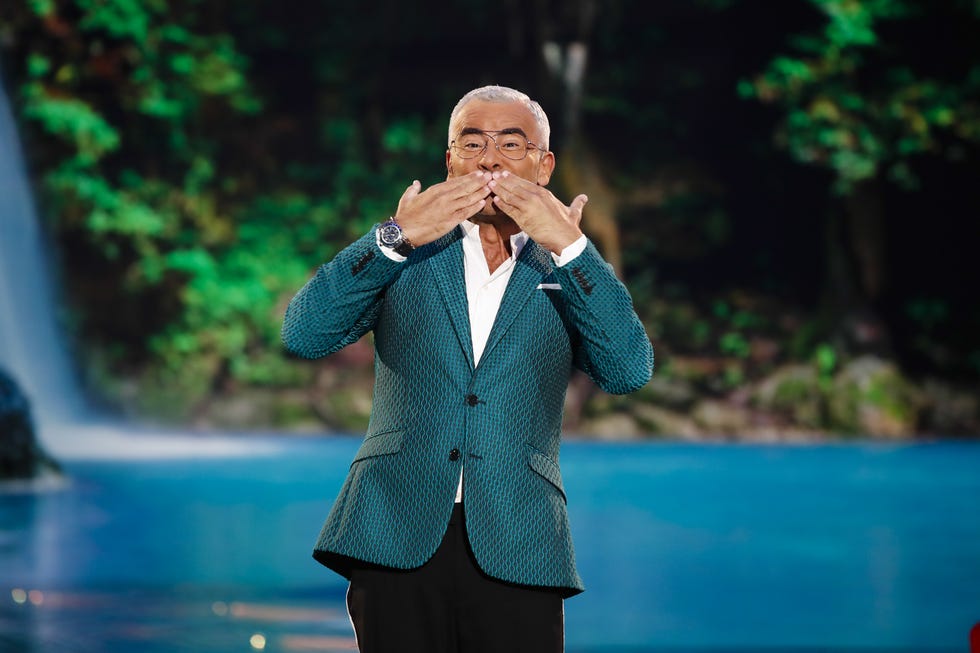 Green, Performance, Performing arts, Fun, Event, Singer, Leisure, Singing, Orator, Suit, 