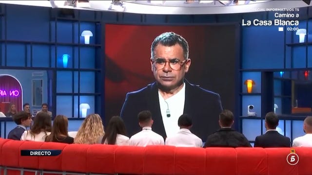 jorge javier vazquez habla a traves de la pantalla con los concursantes de gran hermano 2024