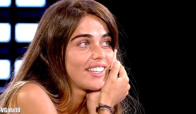 Jorge Javier Vázquez le toma el pelo a Violeta durante su entrevista tras su salida forzada de 'Supervivientes'