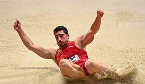 jorge ureña compite en la prueba de salto de longitud de los mundiales de atletismo en belgrado 2022