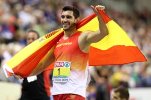 jorge ureña, envuelto en la bandera de españa, celebra el título europeo de heptatlón logrado en glasgow 2019