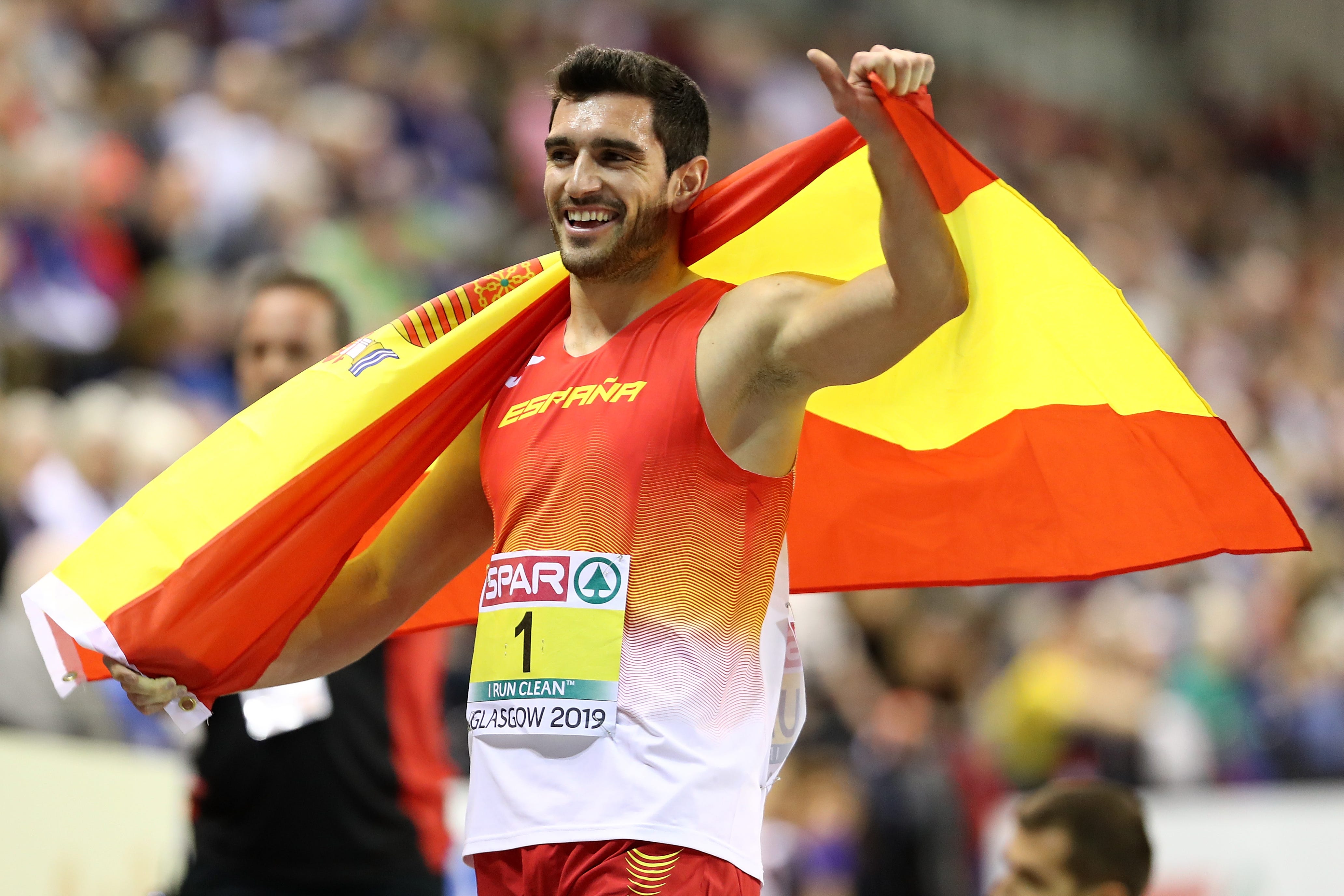 jorge ureña, envuelto en la bandera de españa, celebra el título europeo de heptatlón logrado en glasgow 2019