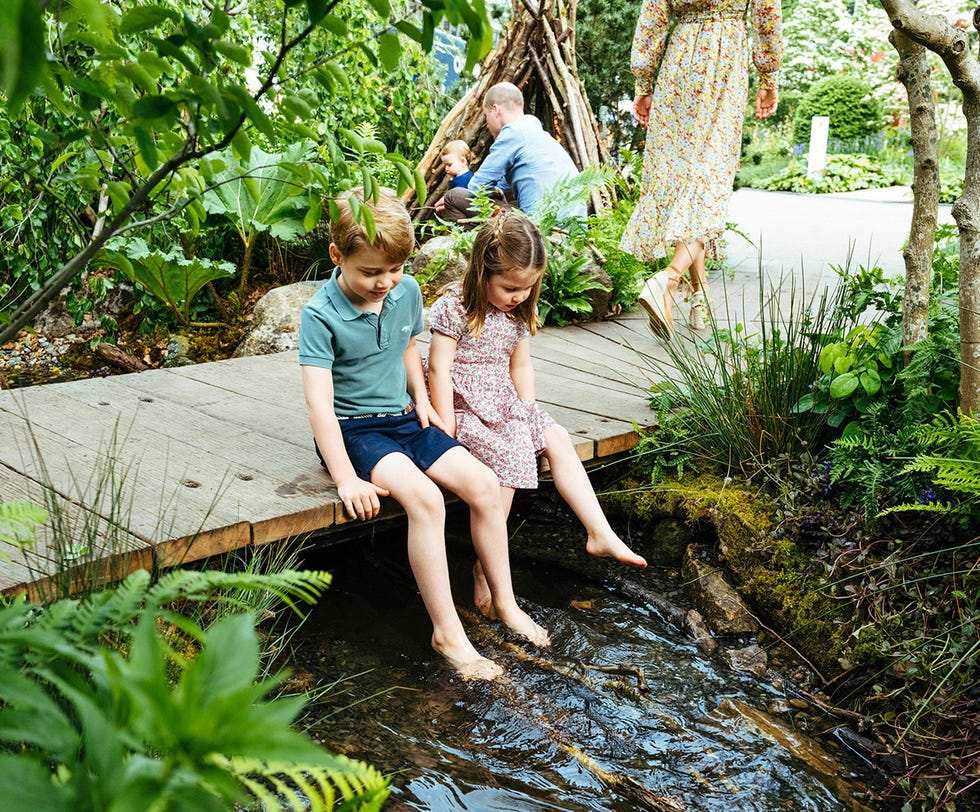 Los duques de Cambridge con sus tres hijos en un jardín