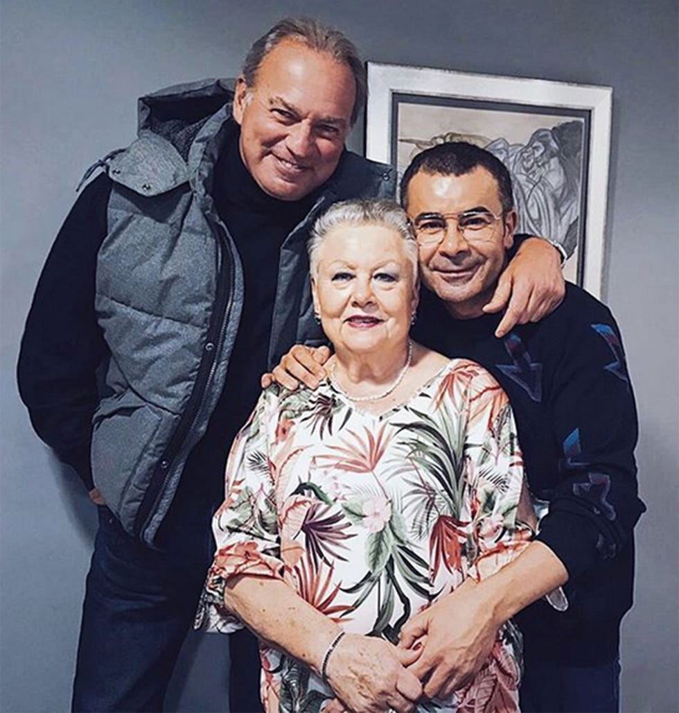 Jorge Javier Vázquez posa con su madre y Bertín Osborne