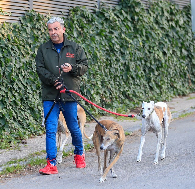 Jorge Javier Vázquez pasea a sus perros en su primer fin de semana tras sufrir un ictus
