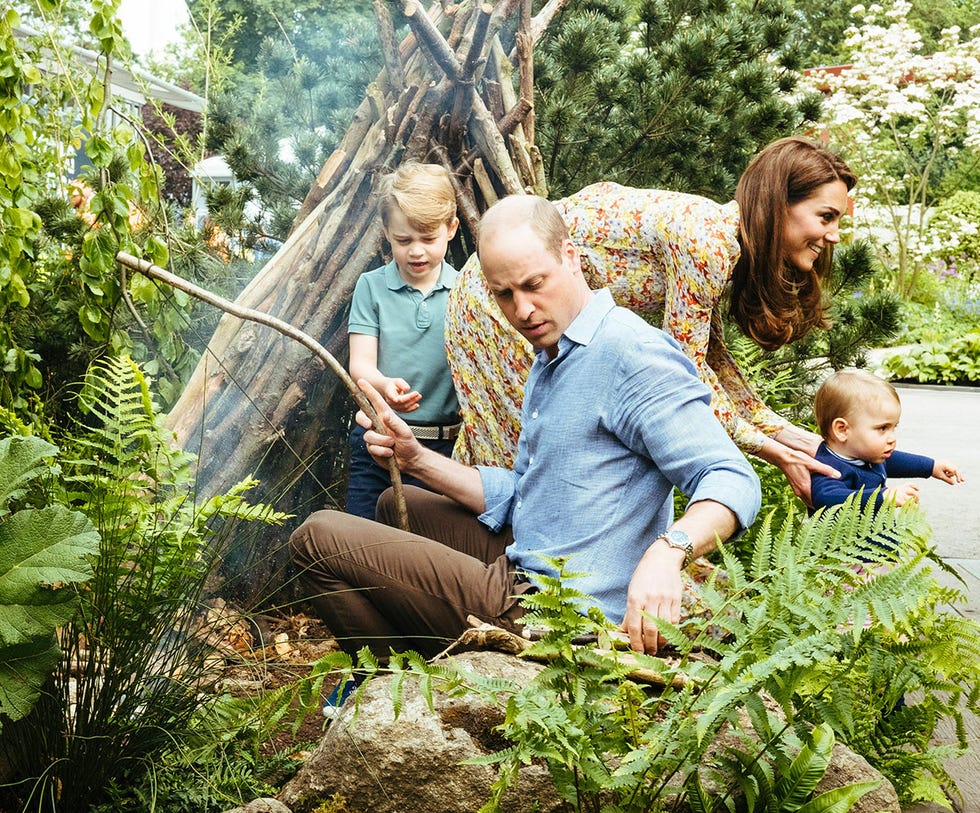 Los duques de Cambridge con sus hijos Jorge y Luis en un jardín