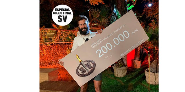 jorge pérez, ganador de 'supervivientes 2020', posa con su cheque de 200000 euros