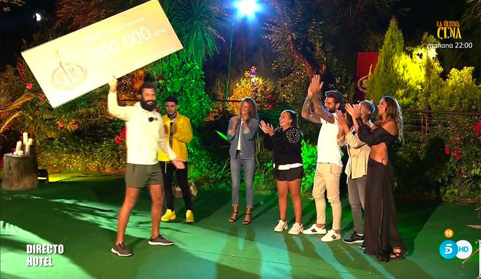 jorge pérez recibe el cheque de 200000 euros como ganador de 'supervivientes'