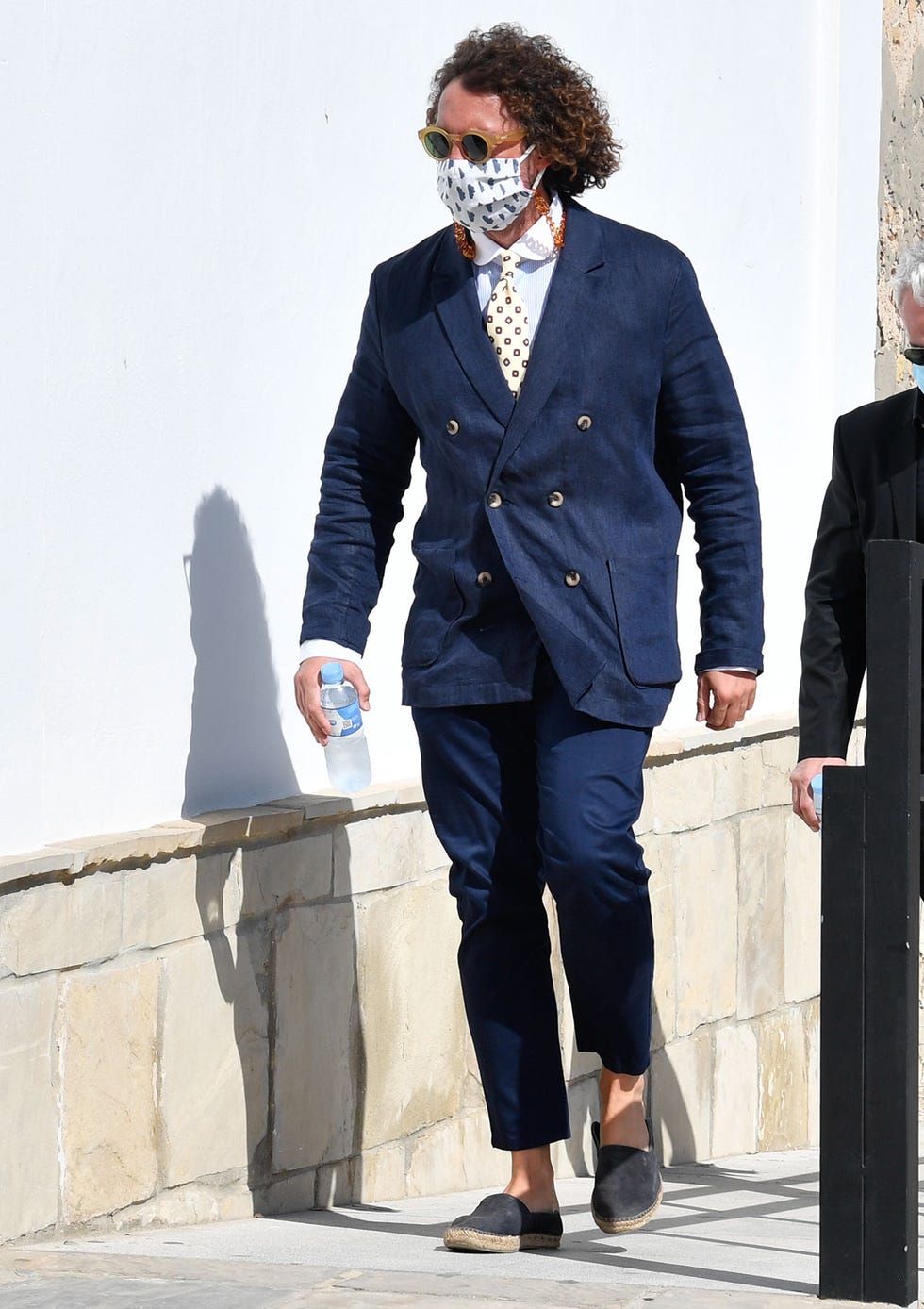 paz padilla arropada por sus compañeros de 'sálvame' en el funeral de su marido, juan vidal