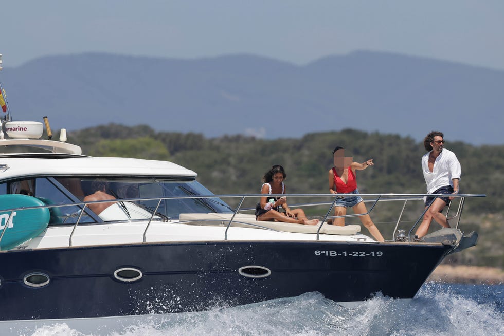 josé antonio león y su mujer, rocío madrid, de vacaciones en ibiza con amigos en barco