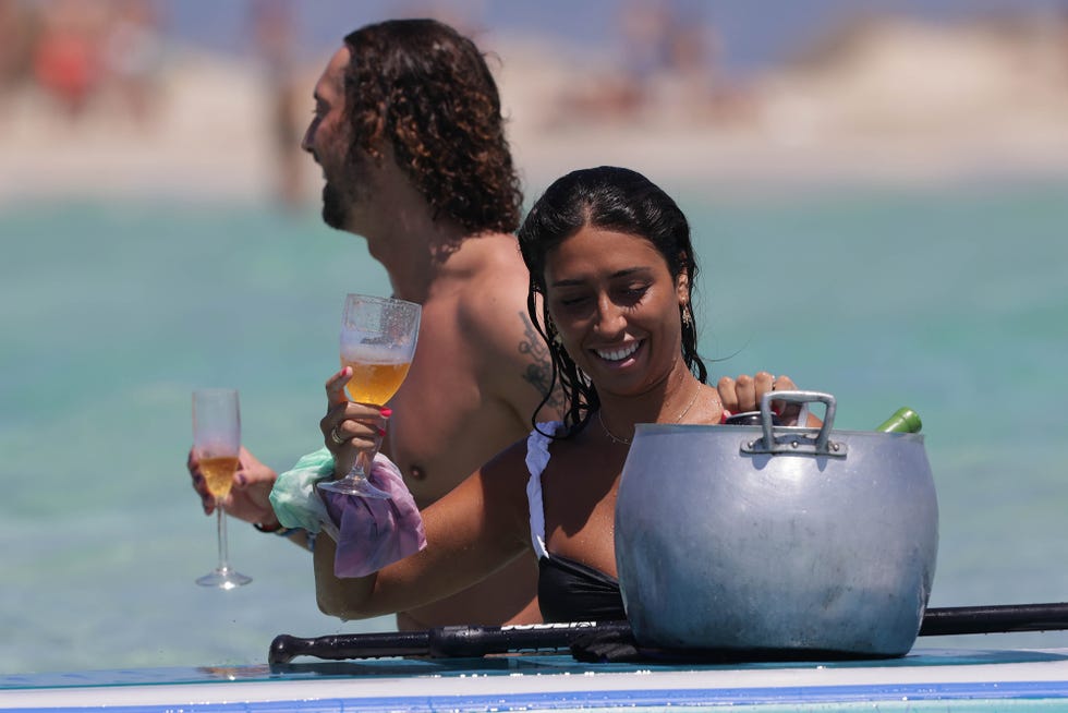 josé antonio león y su mujer, rocío madrid, de vacaciones en ibiza con amigos en barco