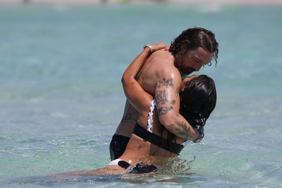 josé antonio león y su mujer, rocío madrid, de vacaciones en ibiza con amigos en barco