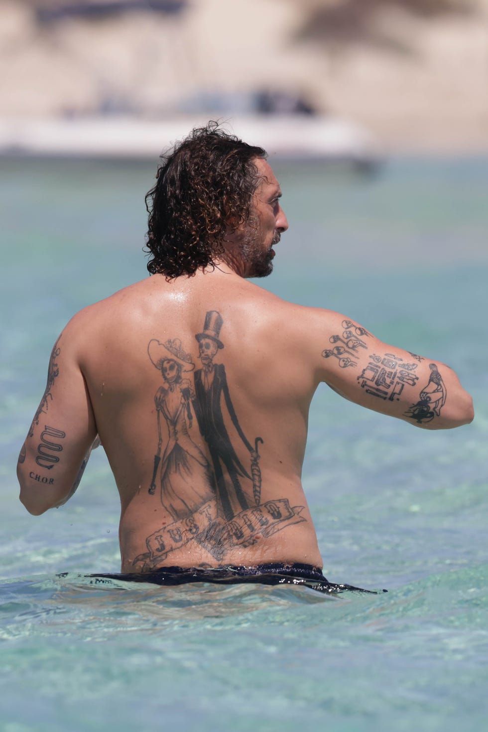 josé antonio león y su mujer, rocío madrid, de vacaciones en ibiza con amigos en barco