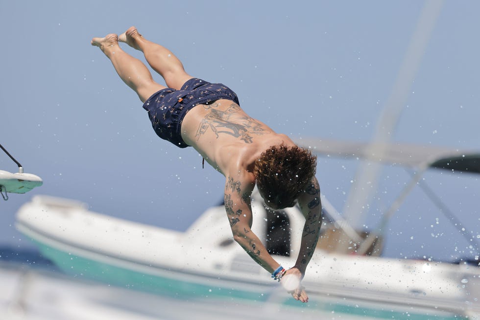 josé antonio león y su mujer, rocío madrid, de vacaciones en ibiza con amigos en barco