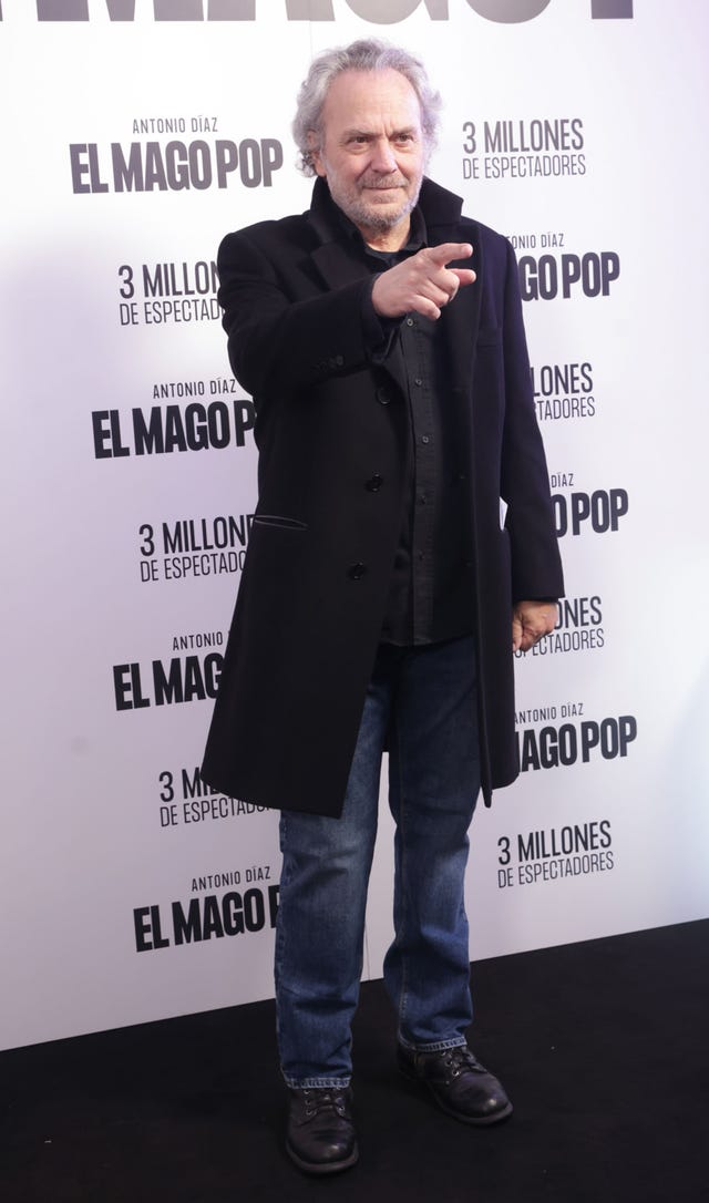 el actor senala con el dedo a los fotografos en el estreno del mago pop