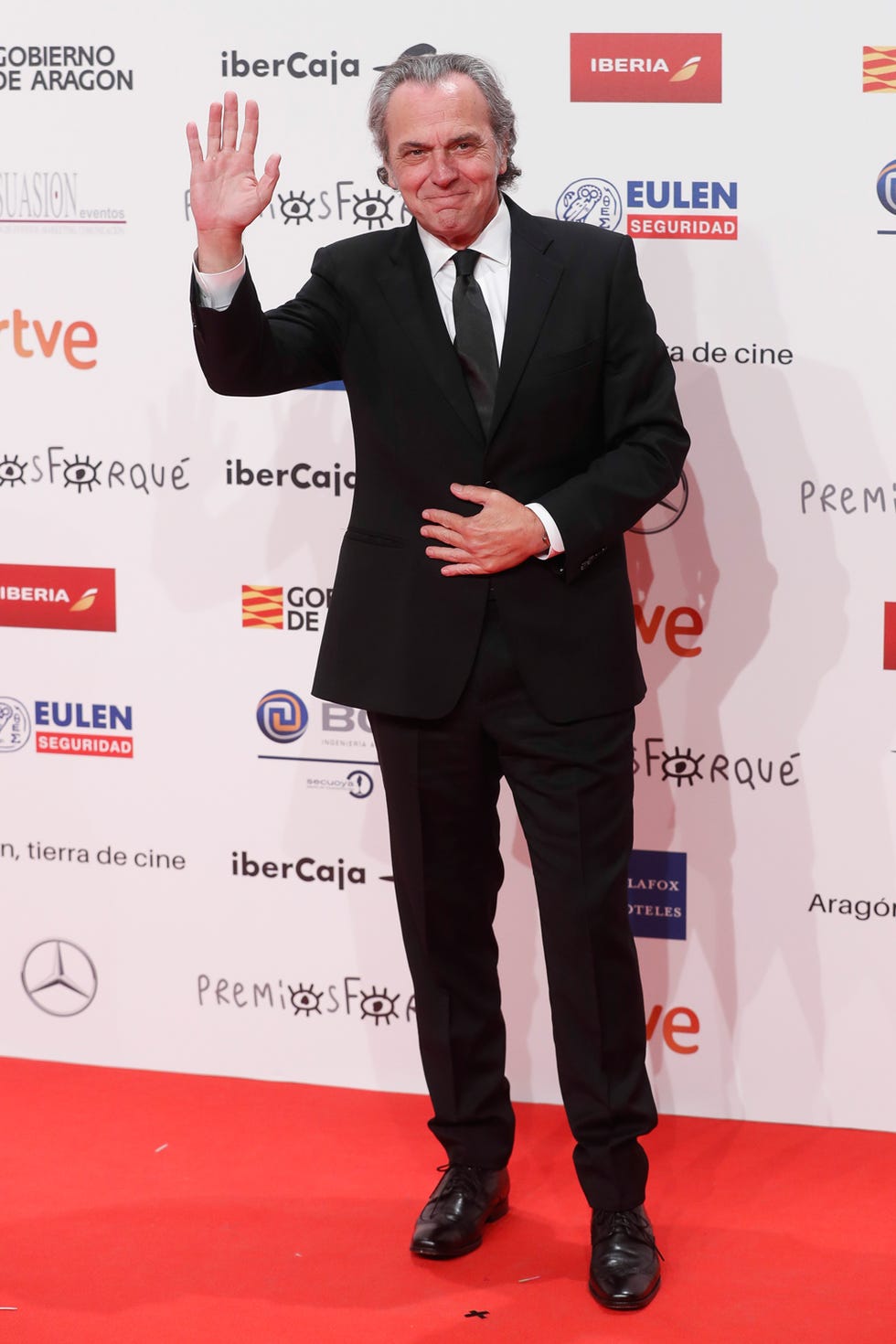 Carpet, Suit, Red carpet, Premiere, Event, Formal wear, Tuxedo, Flooring, 