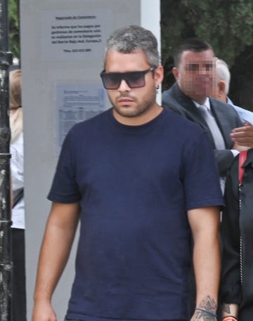 jose fernando, triste y cabizbajo en el entierro de su ex y madre de su hija, michu rodriguez