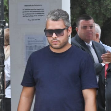 Jose Fernando, triste y cabizbajo en el entierro de su ex y madre de su hija, Michu Rodriguez jose fernando, triste y cabizbajo en el entierro de su ex y madre de su hija, michu rodriguez