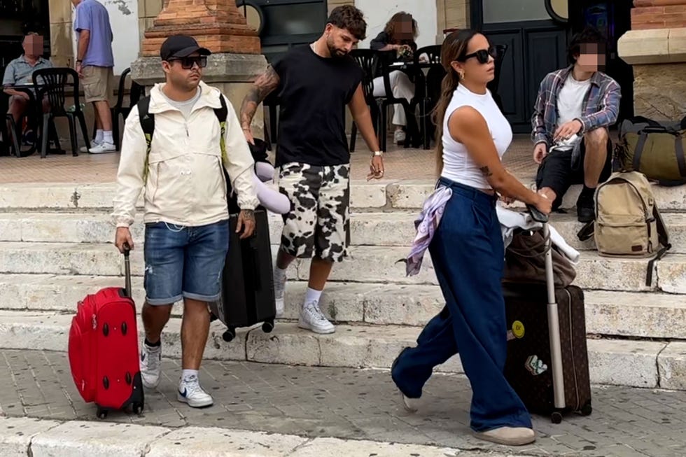 jose fernando ortega y su hermana gloria camila a su llegada a jerez tras la muerte de michu
