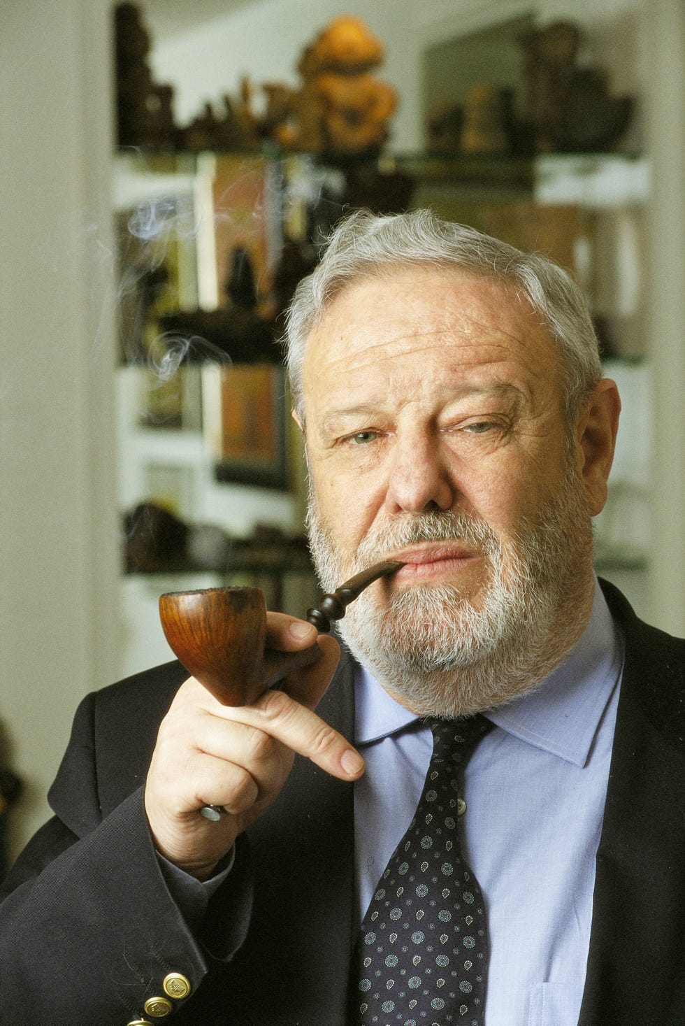 retrato del periodista josé luis balbín fumando en pipa