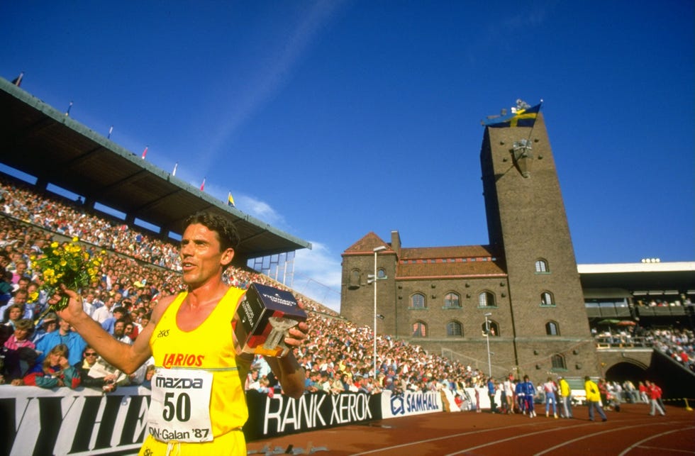 ﻿josé luis gonzález celebra su victoria en los 3000m de estocolmo en 1987