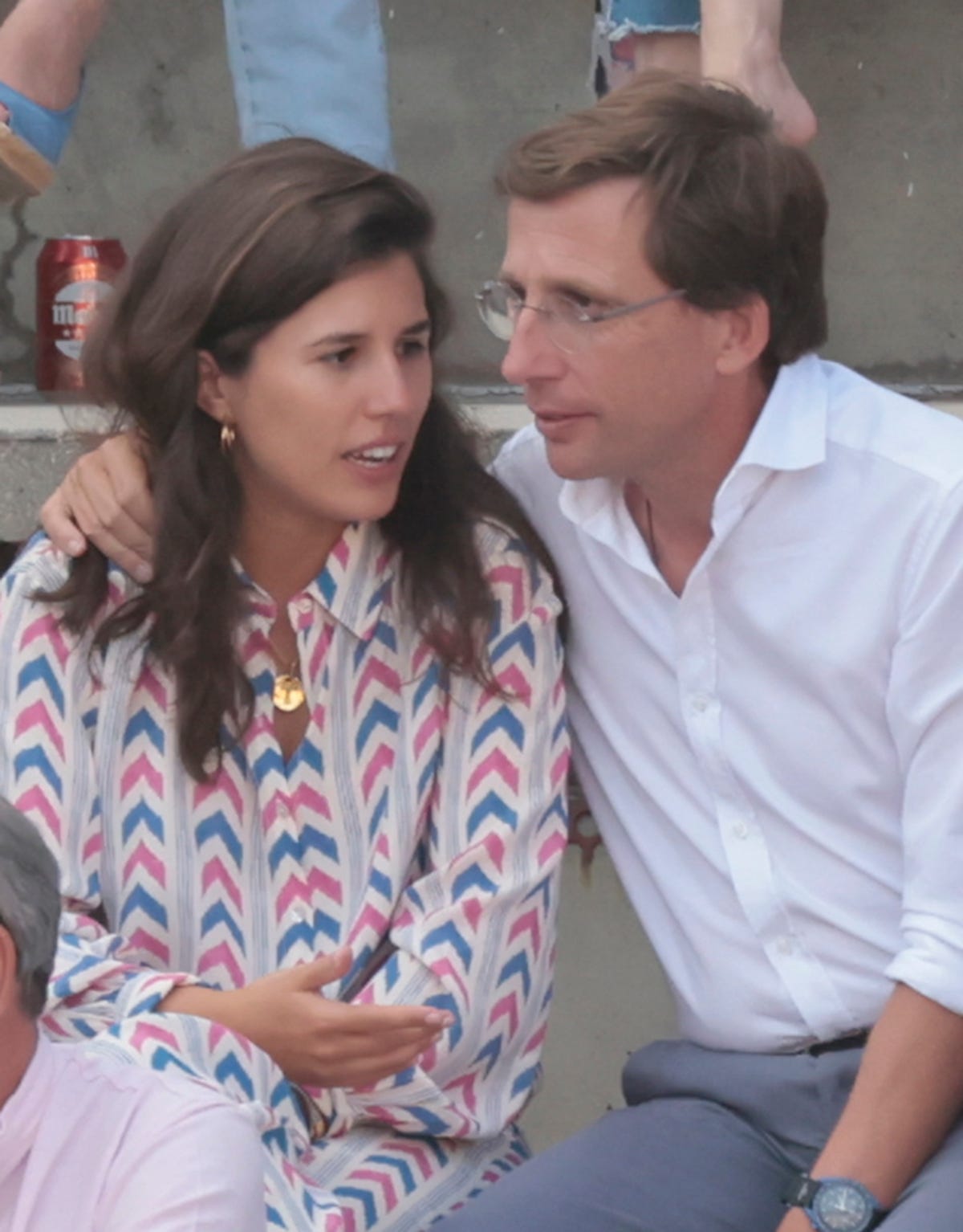 jose luis martinez almeida y teresa urquijo en una imagen abrazados en publico