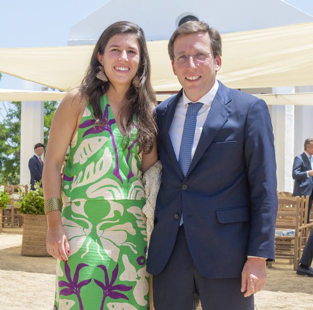 el alcalde de madrid y su esposa en la boda de unos amigos en sevilla