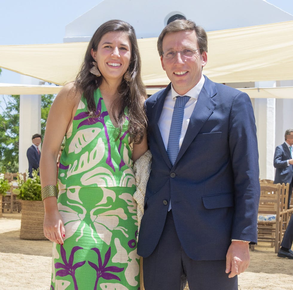 el alcalde de madrid y su esposa en la boda de unos amigos en sevilla