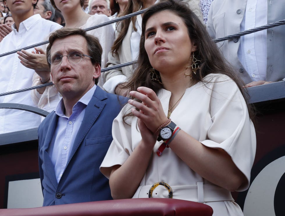 el alcalde de madrid y su prometida en la plaza de toros de las ventas
