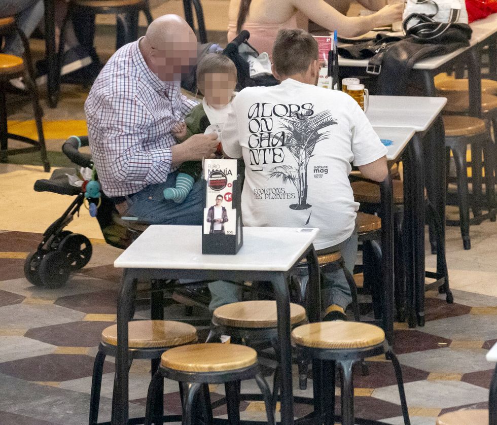 el ex, el hijo y el nieto de carmen borrego sentadas en un bar de un centro comercial