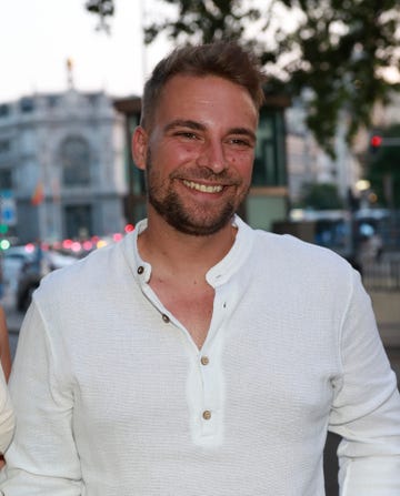 jose maria almoguera celebra su 35 cumpleanos en un restaurante de madrid con su madre y su novia
