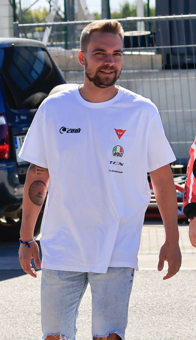 el hijo de carmen borrego con una camiseta blanca