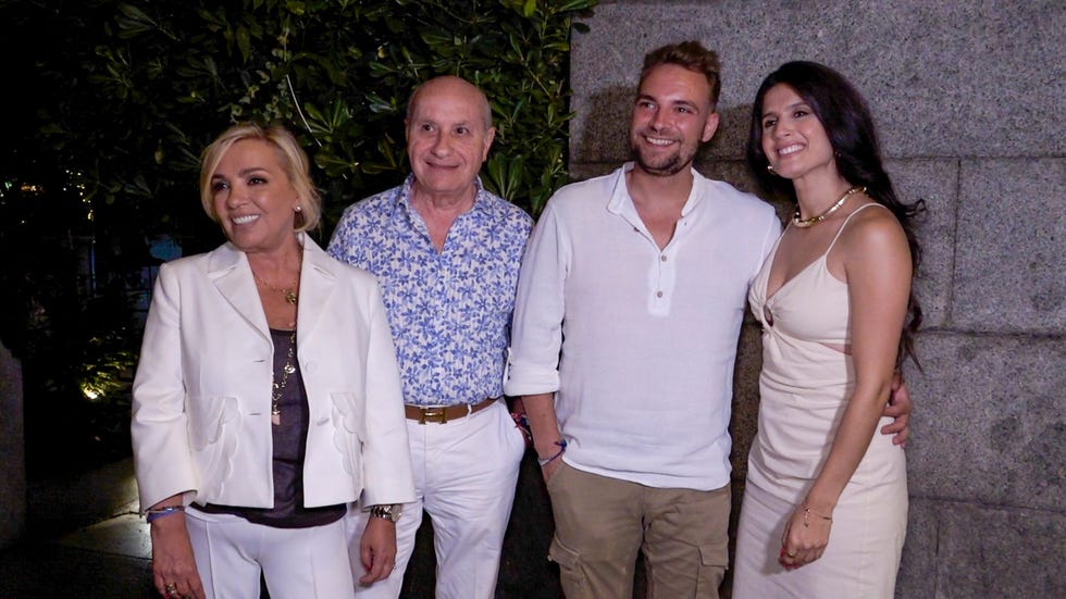 jose maria almoguera celebra su 35 cumpleanos con su madre, carmen borrego, el marido de ella, jose carlos bernal, y su novia, maria la jerezana