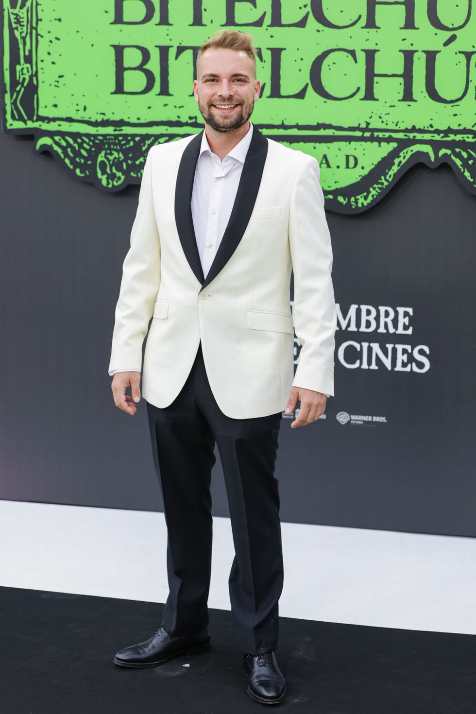 el hijo de carmen borrego de esmoquin en el estreno de bitelchus, bitelchus