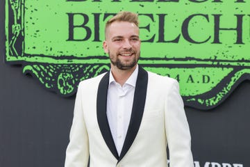 el hijo de carmen borrego con esmoquin