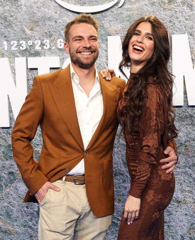jose maria almoguera y maria la jerezana posan juntos en el estreno de punto nemo en madrid