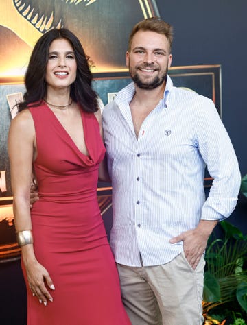maria la jerezana, con vestido rojo, y jose maria almoguera con camisa de rayas en un estreno de cine