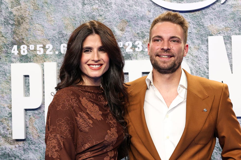 jose maria almoguera y maria la jerezana posan juntos en el estreno en madrid de la serie punto nemo