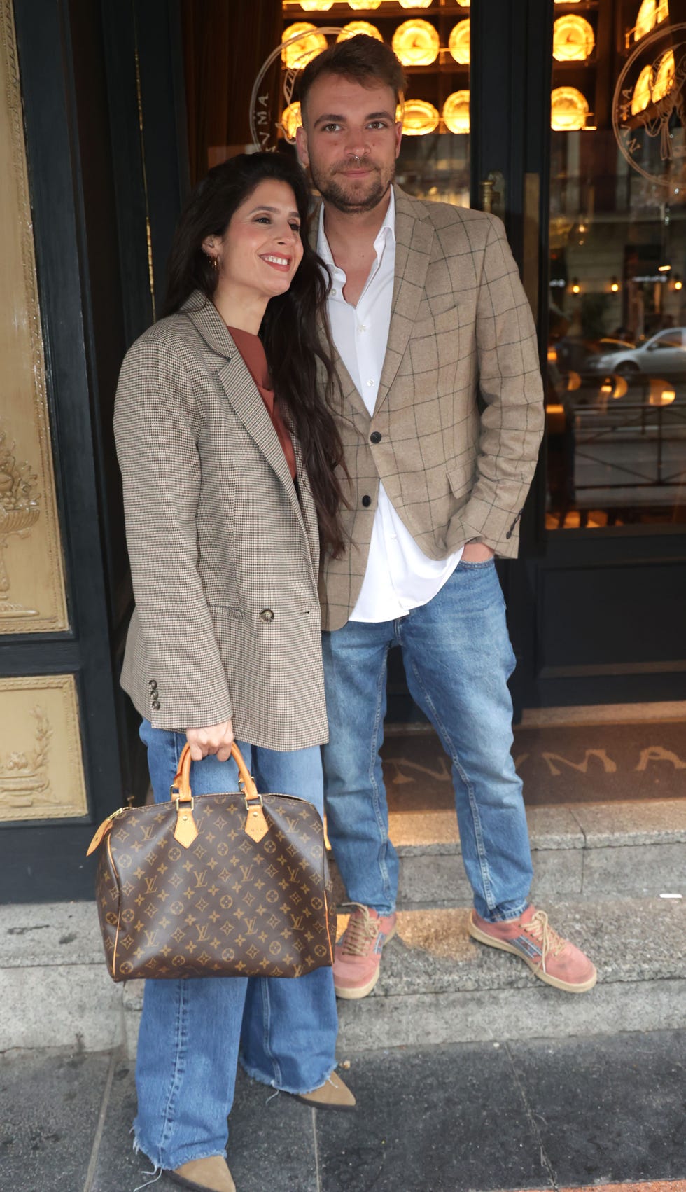 la hermana de terelu campos come con su hijo y su novia en un restaurante de madrid