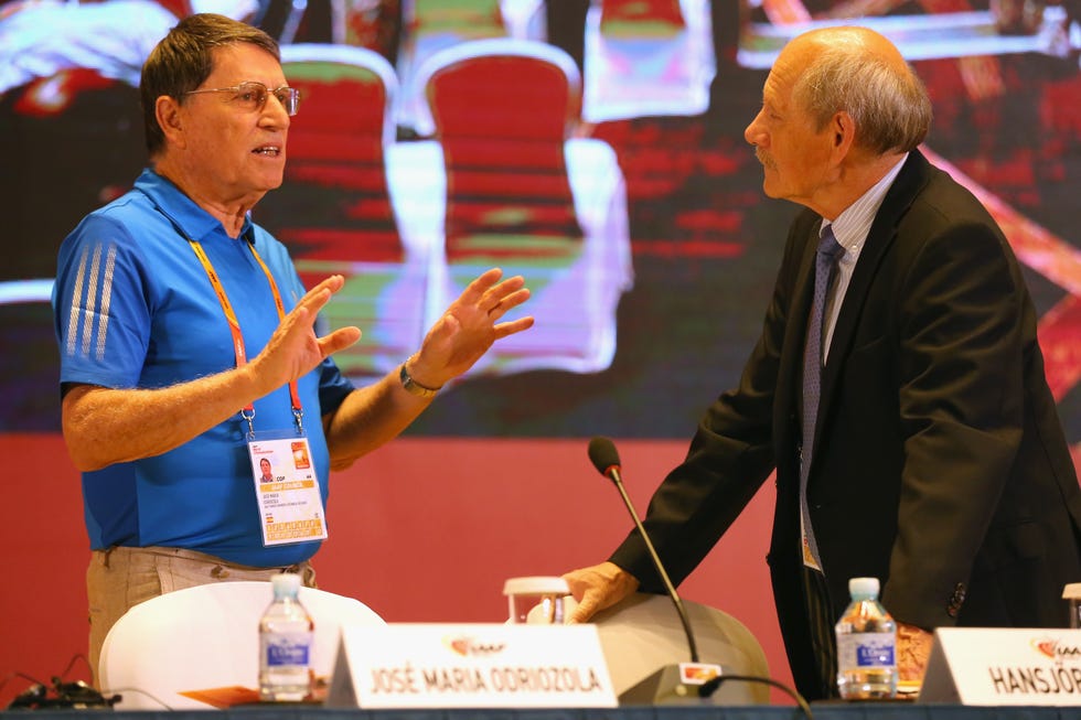 Jose Maria Odriozola charla con un compañero durante el Consejo Mundial de la IAAF en 2015.