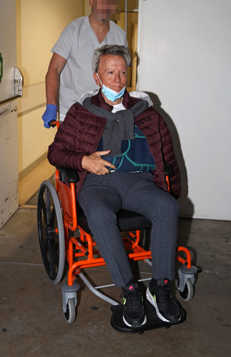 jose ortega cano saliendo del hospital tras su caida en el metro de madrid