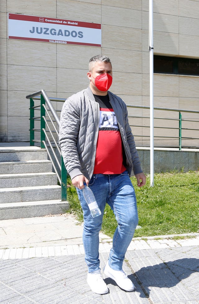 josé fernando, vestido de manera sport, con mascarilla y una botella de agua en la mano, abandona los juzgados de valdemoro