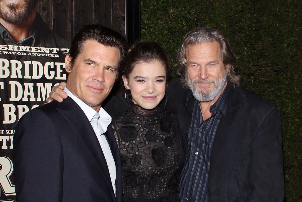 josh brolin, hailee steinfeld and jeff bridges stand together embracing and smiling