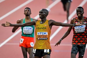 joshua cheptegei gana el oro mundial de 10000 metros en budapest 2023