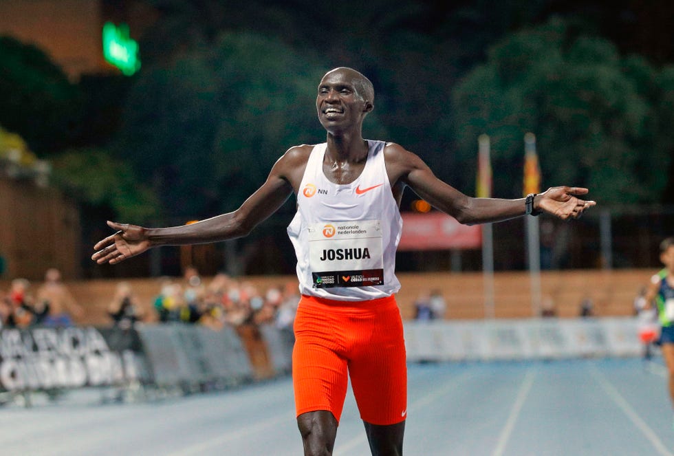 joshua cheptegei entra en meta abriendo los brazos para celebrar su récord mundial de 10000m en valencia