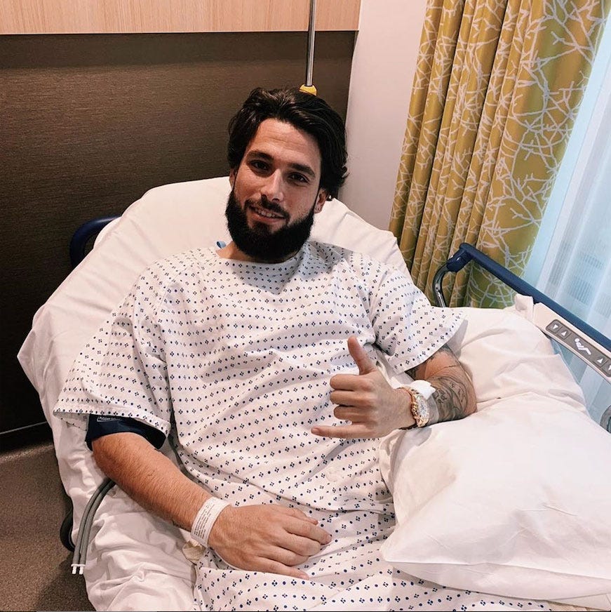 Jota Peleteiro en el hospital tras ser operado de dos hernias en octubre de 2019