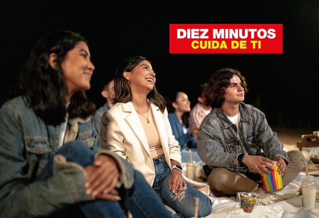 un grupo de amigos viendo una película al aire libre